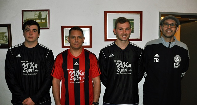Das Foto zeigt den Abtlg.-Ltr. Timo Balmberger, den Cheftrainer Robert Gebhardt sowie die beiden Neuzugänge -li. C.Klein, re. M.Frauenknecht